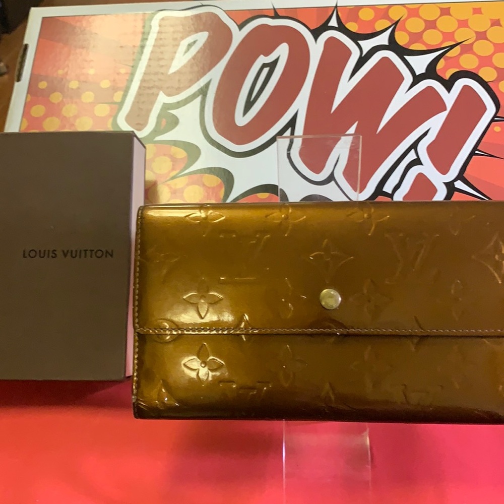 🔥 LOUIS VUITTON Vernice metallic‎ bronze/ gold patent Leather Sarah Wallet - Picture 3 of 11